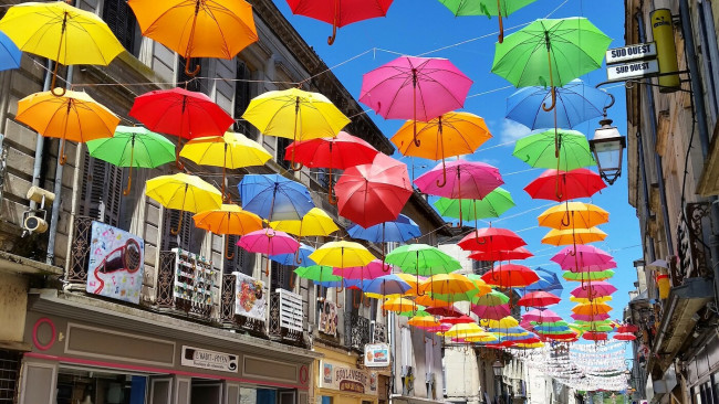 Bunte Schirme über der Straße